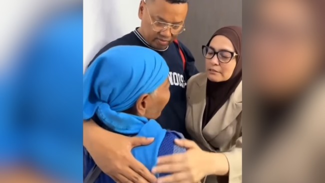 Uya Kuya dan Astrid Kuya bertemu nenek yang menangis dan meminta maaf karena telah turut jarah AC rumahnya. [Instagram @lambegosiip]